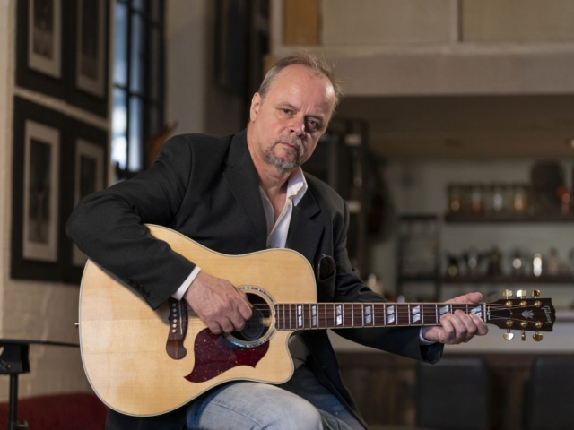 gabor-mezei-musician-slider-01 Live jazz music for hire, Solo guitarist, Solo musician for birthday party, Live music for hire, Jazz guitarist for hire